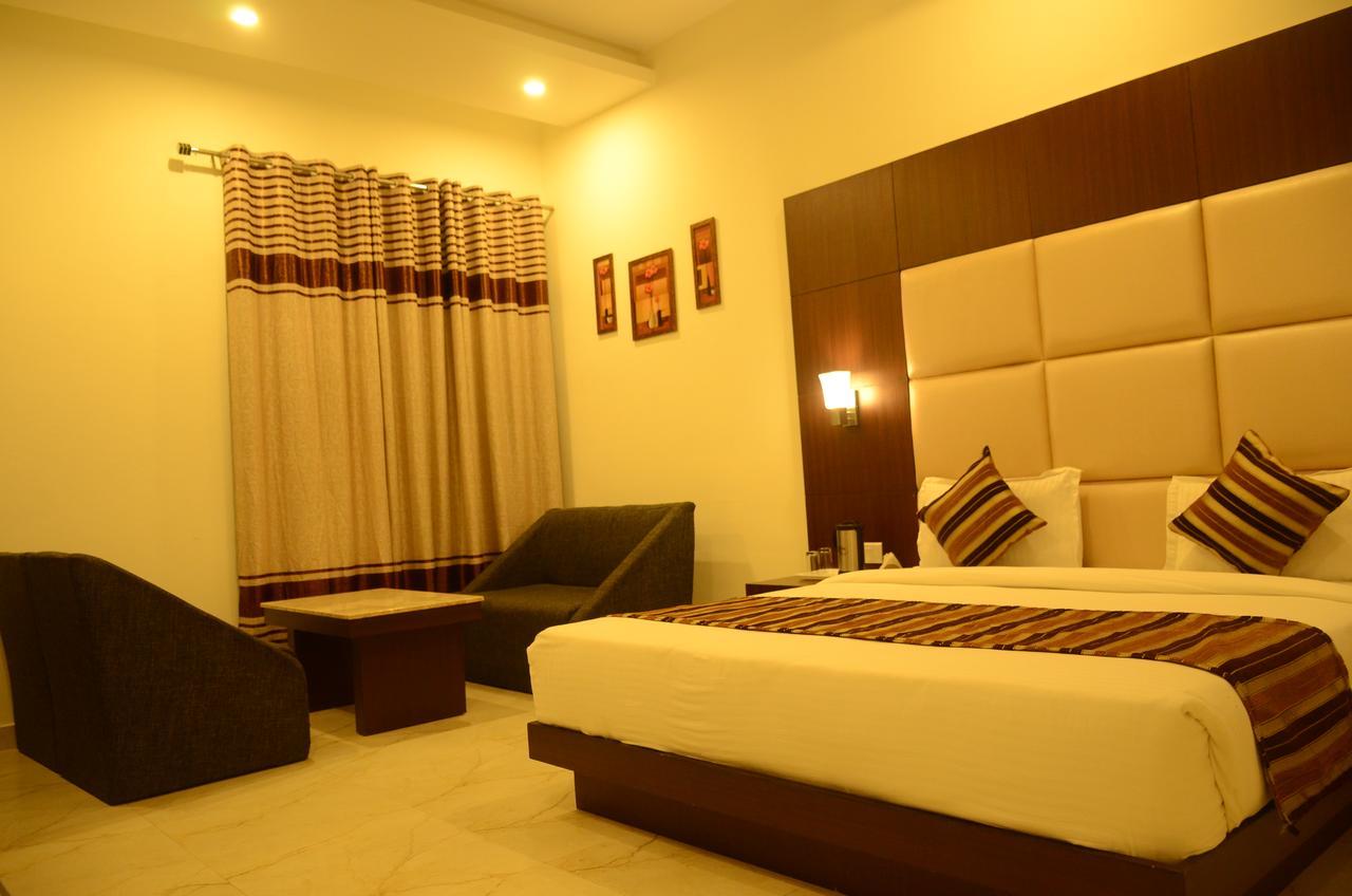 Hotel The Onix Dehradun Exterior foto