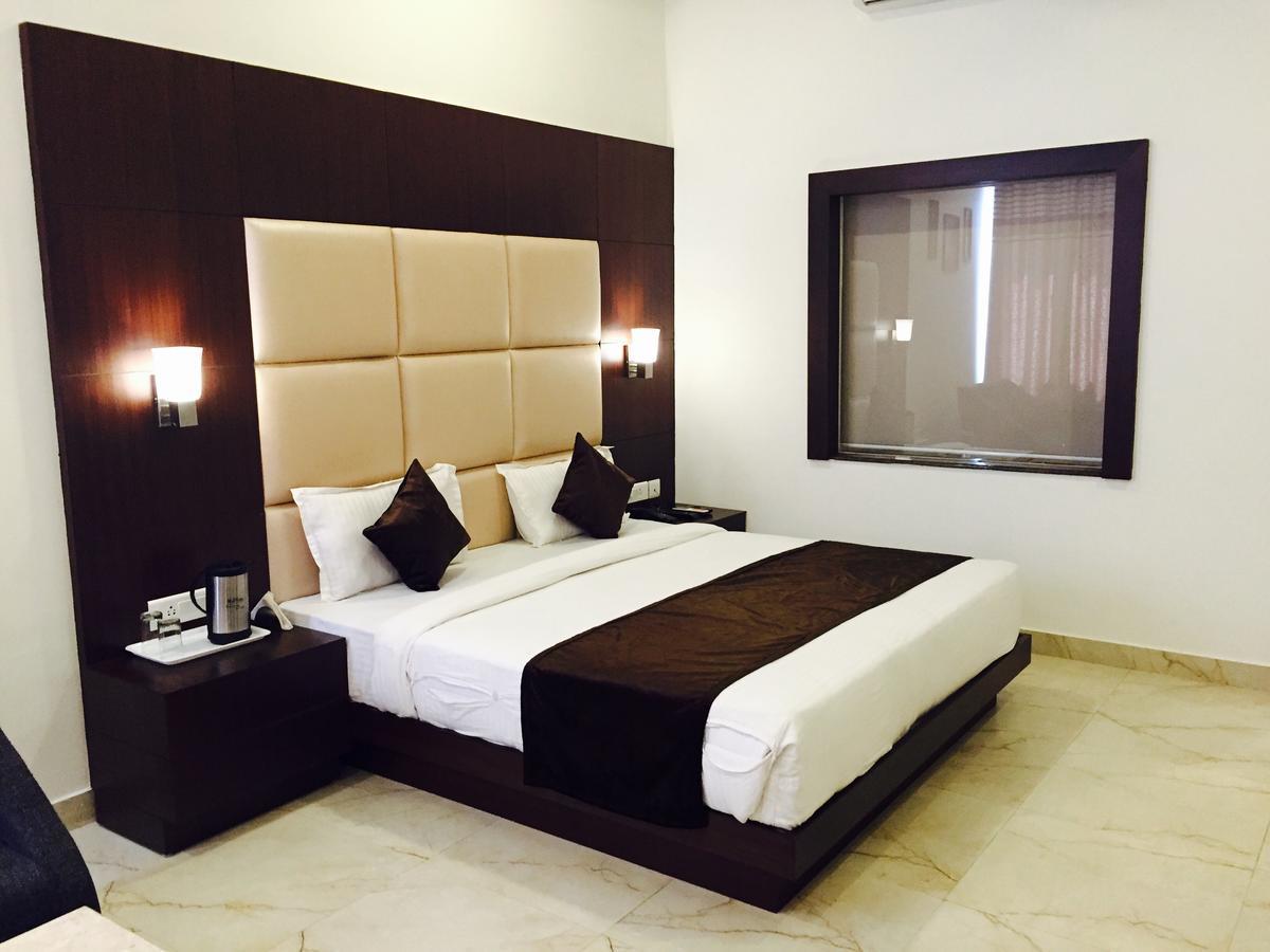 Hotel The Onix Dehradun Exterior foto